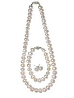 choosing a pearl necklace