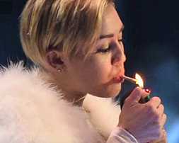 miley cyrus lights up a joint at the 2013 emas